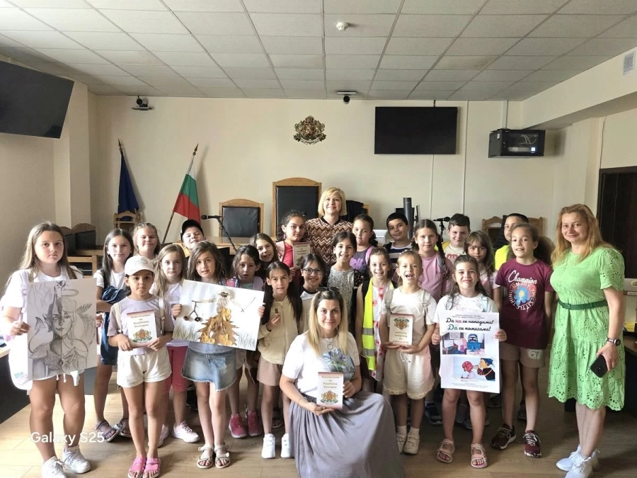 „Не посягайте към наркотиците!“ – съдия Пенка Братанова с важен урок към ученици от Кюстендил