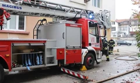 7 сигнала за денонощие: Пожарникарите в Перник гасиха пожари и помагаха при инциденти