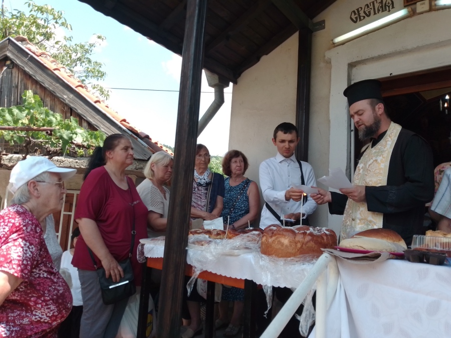 Десетки дупничани почетоха света Неделя