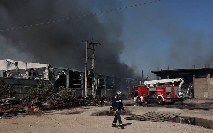 Голям пожар във фабрика край Атина рани тежко 11 души