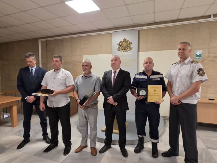 Областната управа награди героите, открили телата на удавените в река Струма