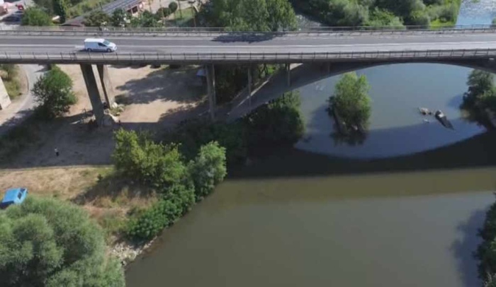 Опасно: Деца скачат от 13-метров мост в река Струма