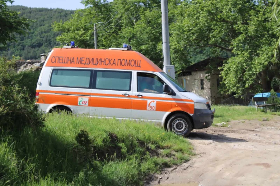 Пиянски екшън между роднини в Лешница прати 69-годишна в болница
