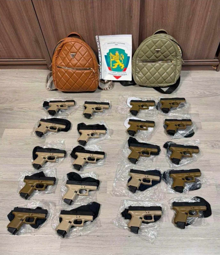 Тайник в автобус и 20 бойни пистолета: Разбиха опит за контрабанда на границата