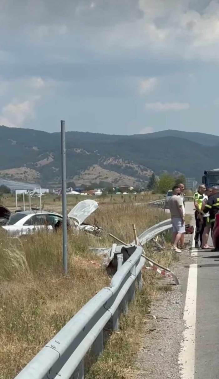 Два автомобила се сблъскаха на Самоковско шосе край Сапарева баня, единият излетя в полето