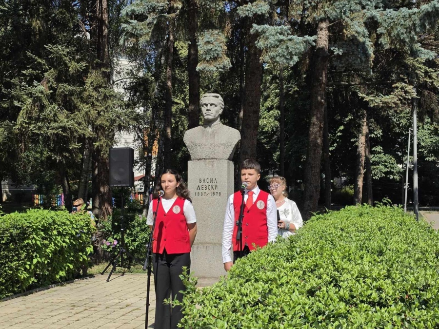 Перничани отдадоха почит към безсмъртното дело на Васил Левски