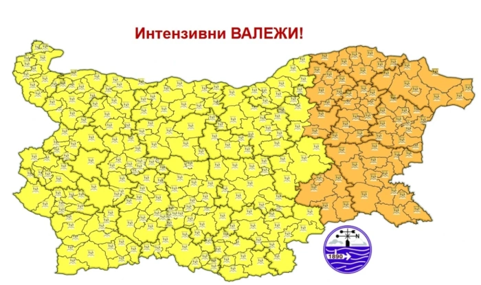 Двойно предупреждение за опасно време! Интензивни валежи, гръмотевични бури и градушки ще се изсипят над България