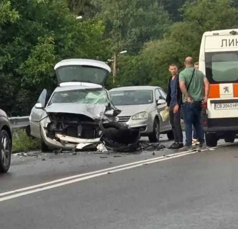 Прокуратурата разследва причината за катастрофата със загинала жена при Владая