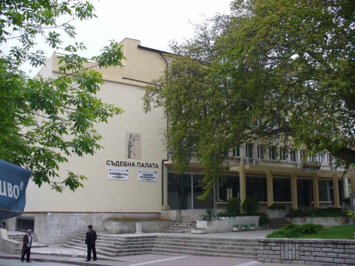 Шеф на фирма за бързи кредити в Сандански отива на съд: Заплашвал длъжник с нож и рекетирал служител за 80 000 лева
