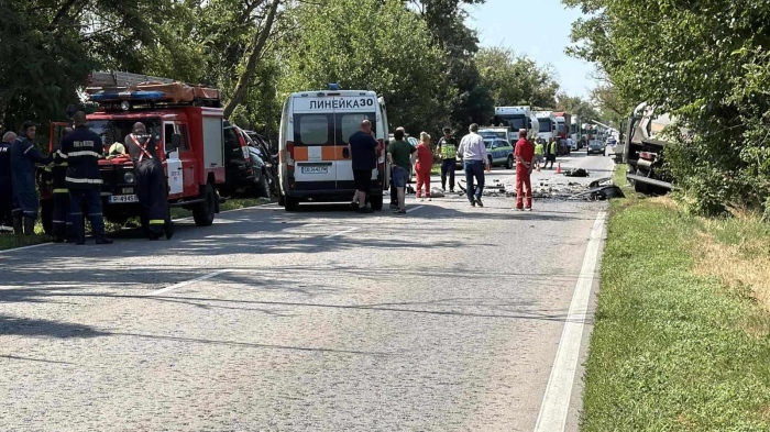 (lВидео, Снимки) Четирима загинаха при катастрофа на пътя Русе - Бяла