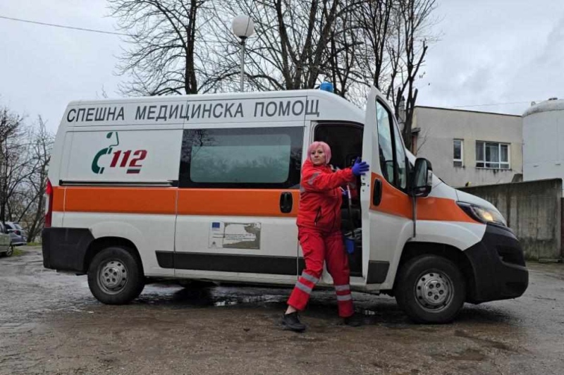 Мъж е с опасност за живота след падане от покрив в Гара Лакатник