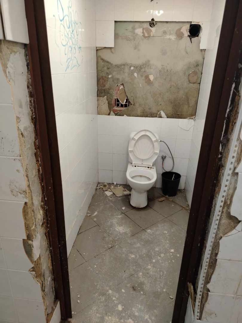 Две непълнолетни момчета потрошили тоалетната в дупнишкия парк „Рила”