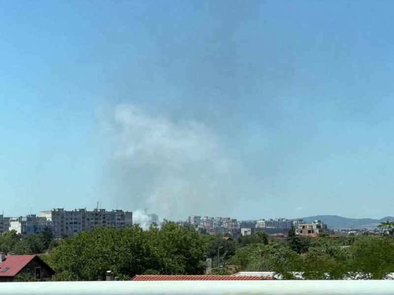 Огнено зарево над София: Голям пожар пламна между „Люлин“ и „Модерно предградие“
