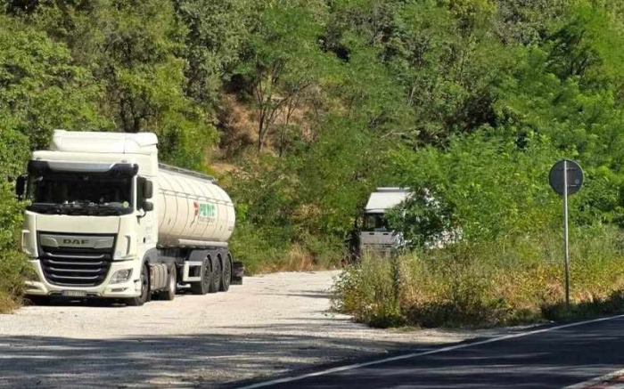 Катастрофа с два камиона затрудни движението в Кресненското дефиле, няма пострадали