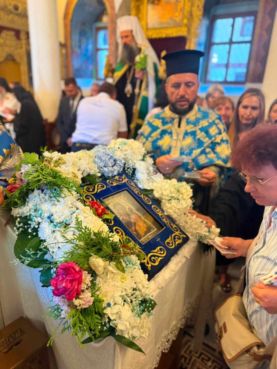 Стотици миряни посрещнаха чудотворната Хавайска мироточива Иверска икона на Пресвета Богородица в Самоков