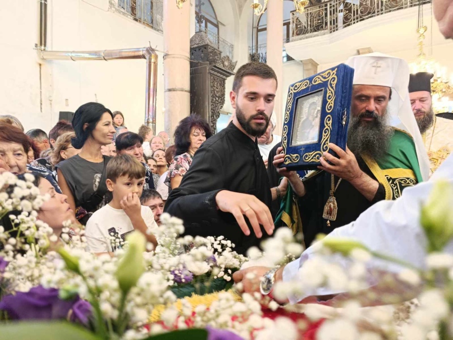 (СНИМКИ) Стотици на поклонение пред чудотворната Хавайска икона в Дупница, патриарх Даниил възглави вечерня в храм \