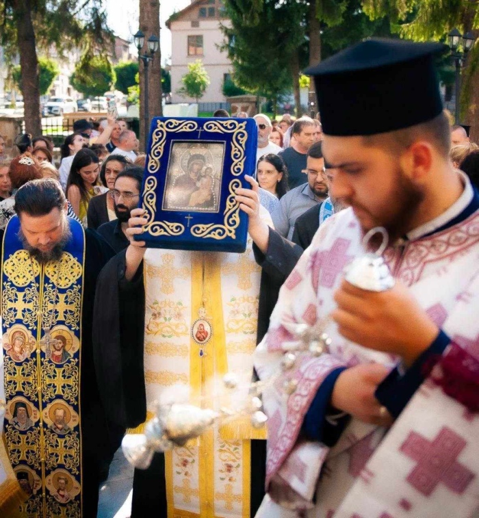 Стотици се стекоха в Разлог за чудотворната Хавайска икона на Божията Майка