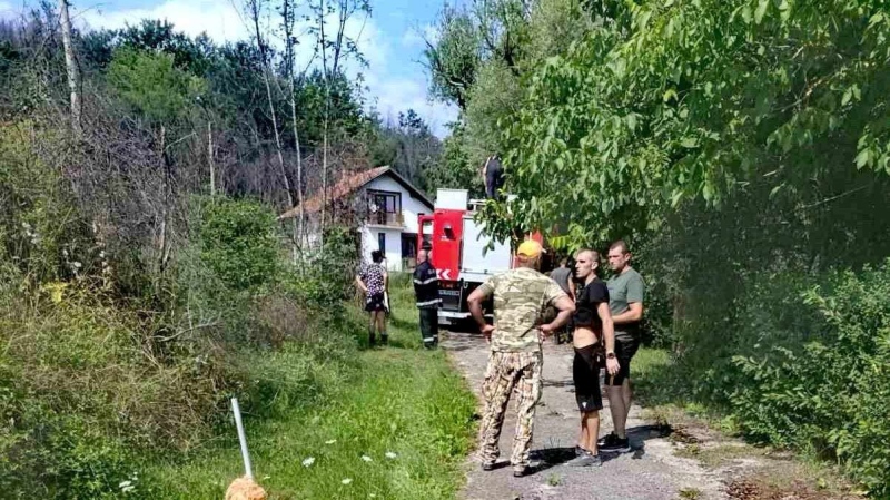 Пожар горя над трънското село Слишовци, огнеборците овладяха пламъците
