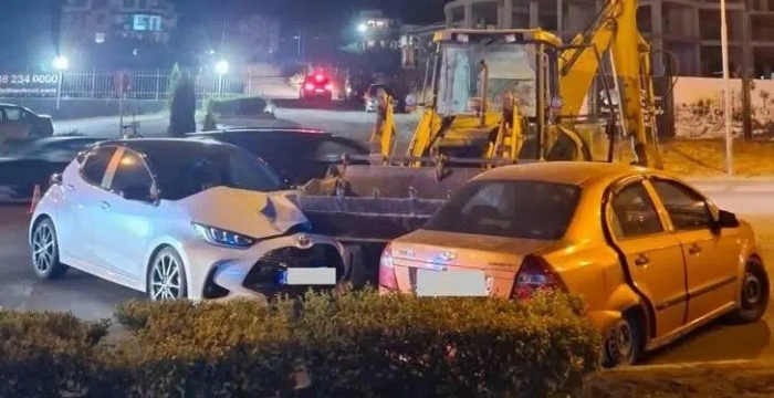 Багерист помете два паркирани автомобила в Дупница, шофьорът отказа тест за алкохол и наркотици