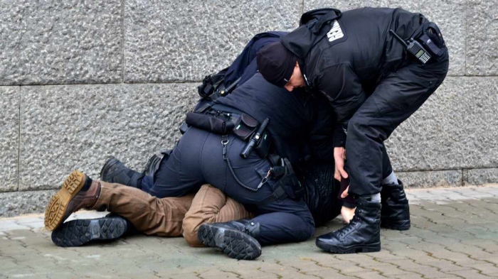 Младежи пребиха двама чужденци в Пловдив, като единият снима побоя