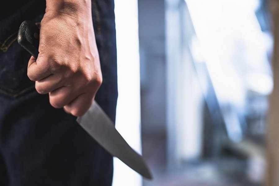 Решетки за мъжа, наръгал с нож в шията приятелката си в Перник
