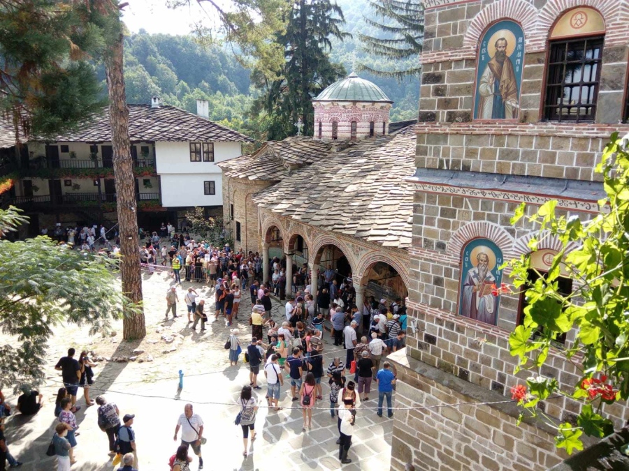 Троянският и Бачковският манастир се изпълниха с вярващи за Голяма Богородица