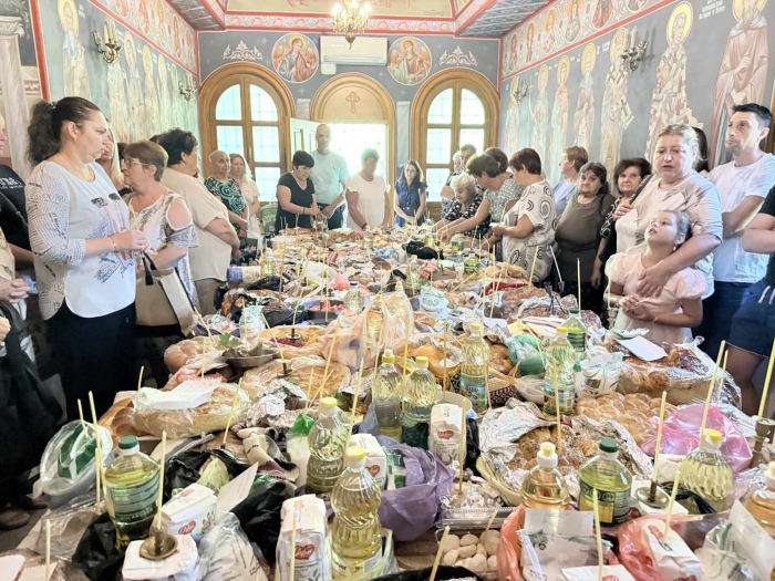 Стотици изпълниха храма в Симитли за Голяма Богородица, кметът се присъедини към празника