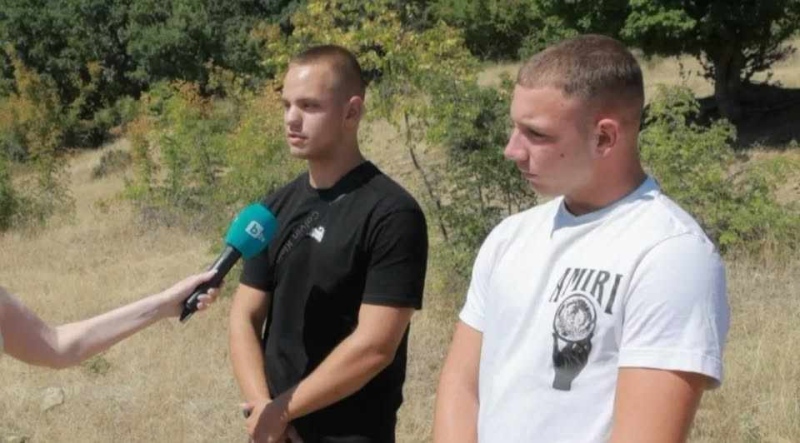 Истински герои: Двама тийнейджъри спряха пожар преди да стигне до къщите в Кошарица