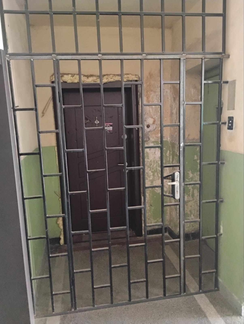 Заключена решетка пред асансьора в Перник: живущи твърдят, че са блокирани пред собствения си етаж