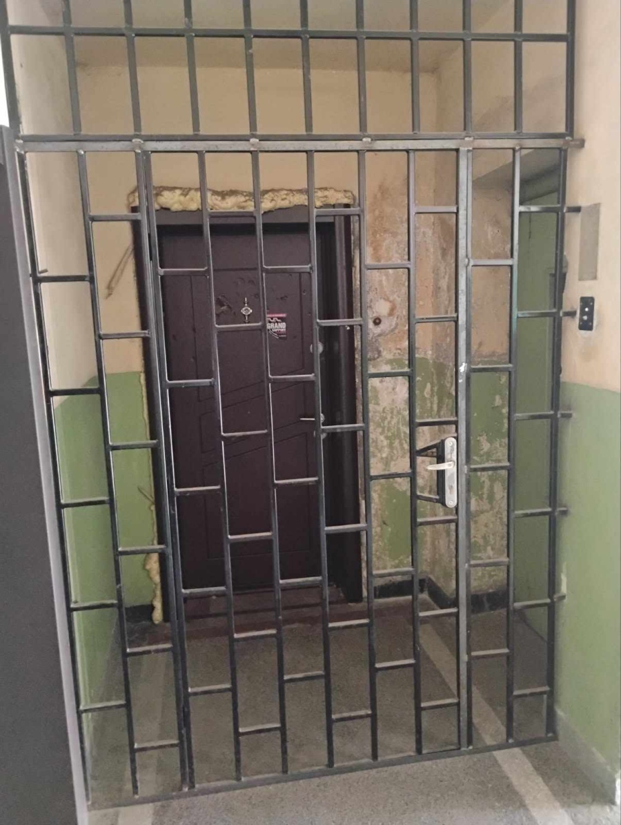 Заключена решетка пред асансьора в Перник: живущи твърдят, че са блокирани пред собствения си етаж