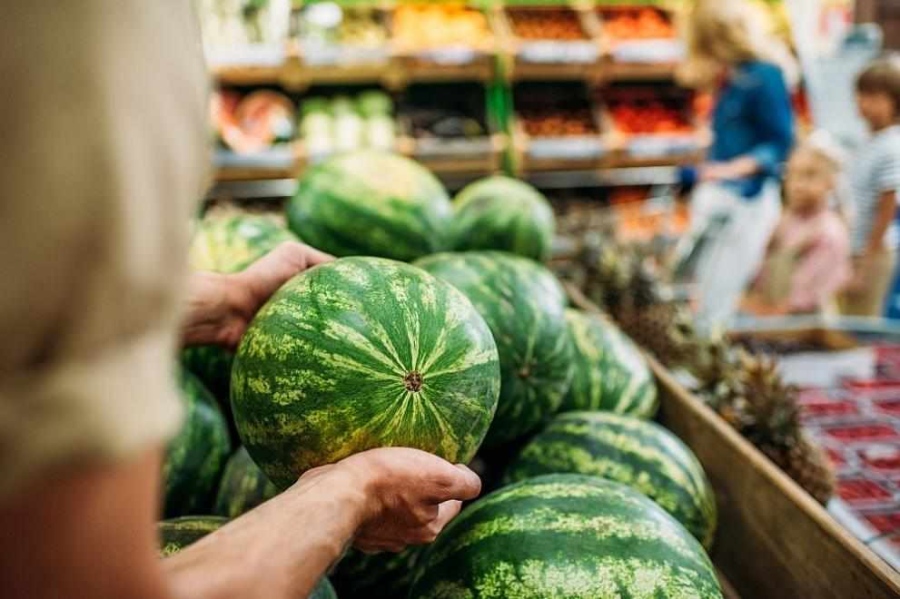Пазарлък в Кюстендилско завърши куриозно: Продавач удари клиент с диня по главата