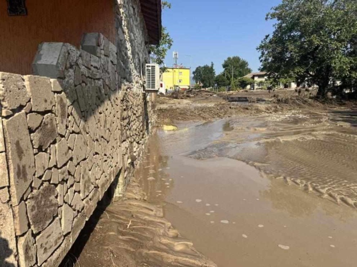Струмяни след пороя: Все още няма ток и вода в някои населени места, екипи работят на място