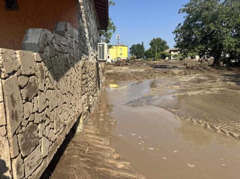 Струмяни след пороя: Все още няма ток и вода в някои населени места, екипи работят на място