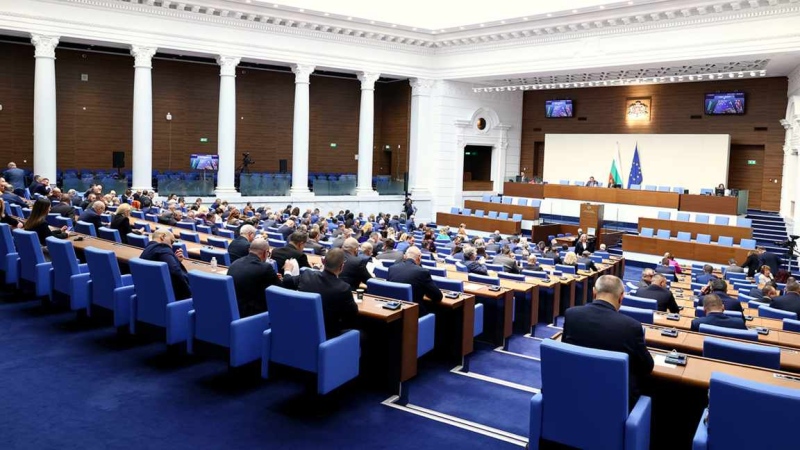 Парламентът обсъжда нови правила за оръжията, пиротехниката и отбранителната техника