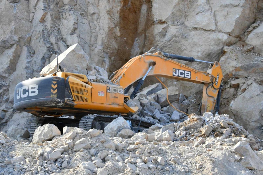 Трагичен инцидент: Огромен камък се откъсна от скала и уби багерист край Клокотница