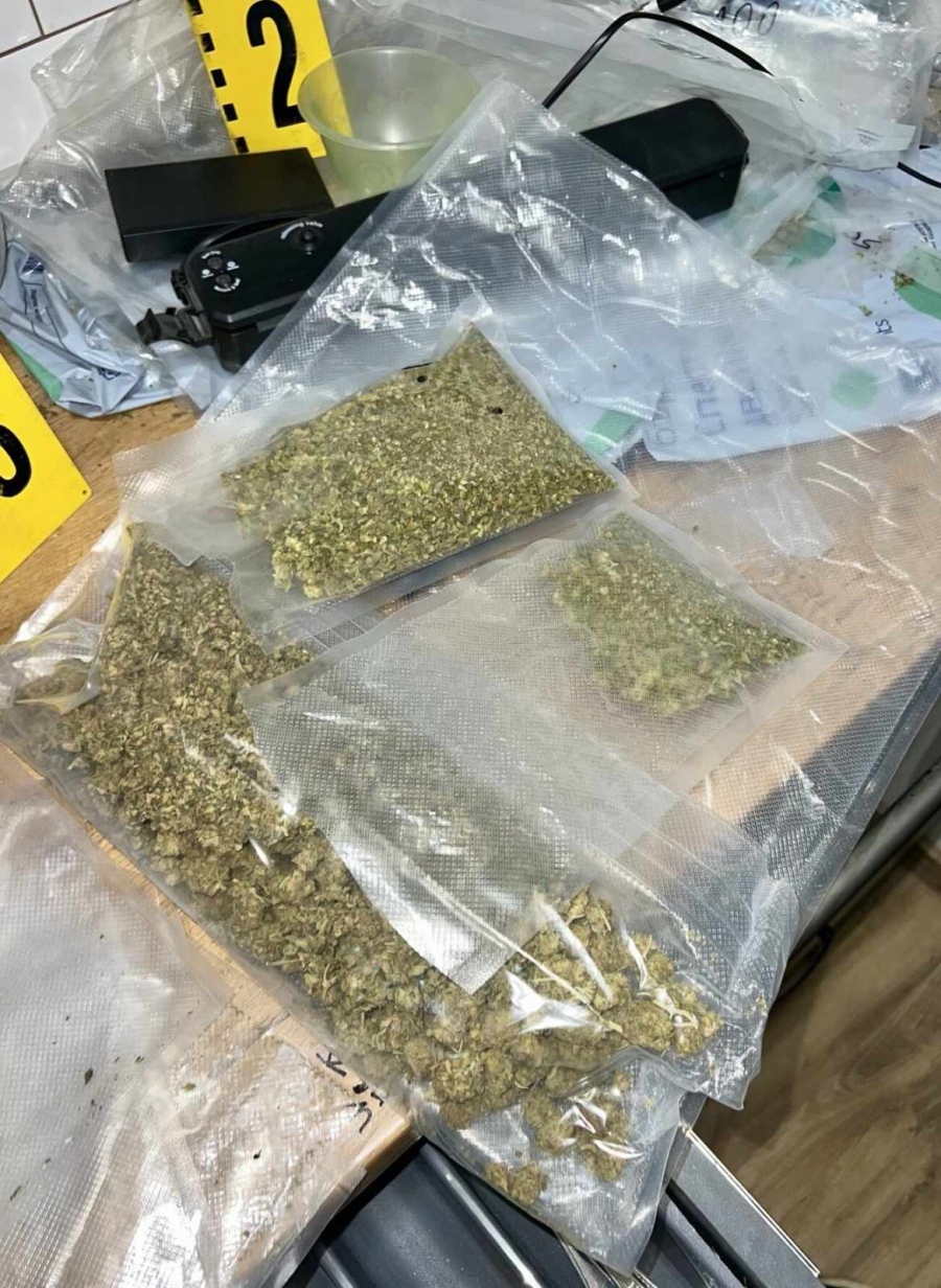 Откриха близо 2 кг „надрусани” желирани бонбони и над 1 кг марихуана у 23-годишен пловдивчанин