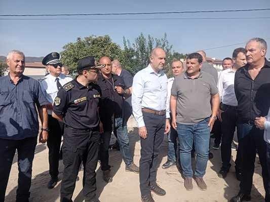 Радев в Струмяни: Не можем да спрем пороите, но проверките показват сериозни слабости