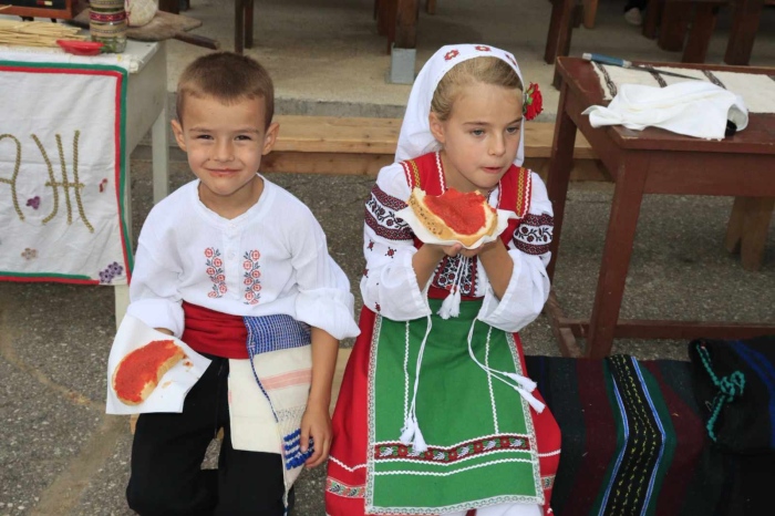 Фестивалът на лютеницата отново събра Логодаж около огъня и вкуса на детството