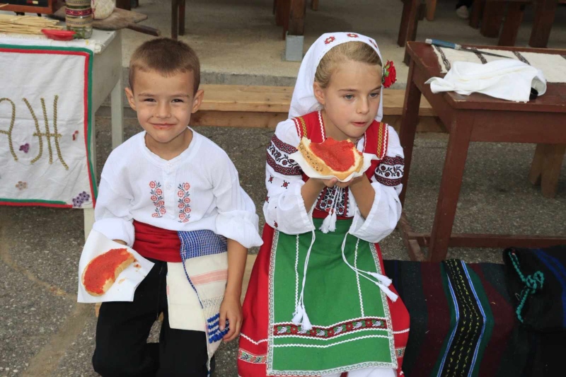 Фестивалът на лютеницата отново събра Логодаж около огъня и вкуса на детството