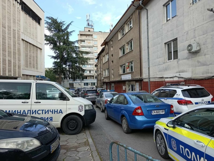 Избяга от полицейска проверка в Дупница, изоостави „Ауди“ с чужди номера
