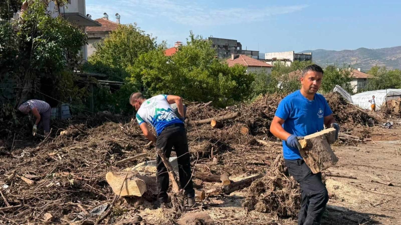 Над 300 души продължават да разчистват щетите след бедствието в Струмяни