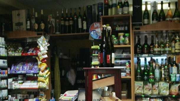 Масови проверки в Пернишко: Хванаха търговец да продава цигари на дете