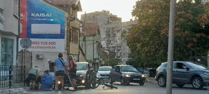 Блъснаха 12-годишно дете с велосипед край училище в Дупница