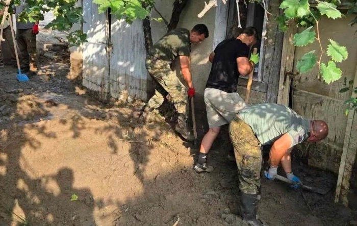 21 военнослужещи продължават да помагат на пострадалите от наводнението в Струмяни