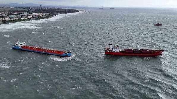 Два товарни кораба се сблъскаха в Мраморно море, издирват 10 души екипаж