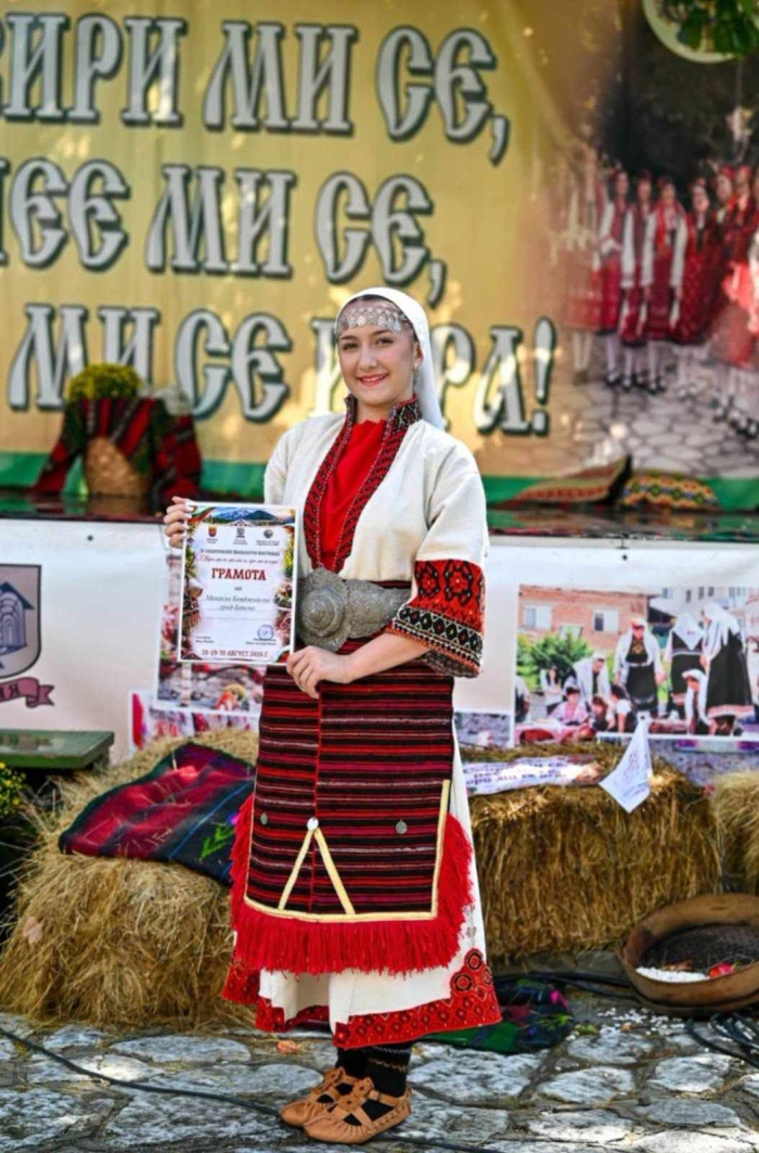 Михаела Бояджийска от Банско спечели първо място на национален фолклорен фестивал