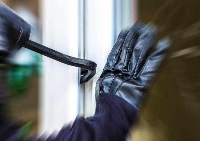 След взломяване на дограма: Измъкнаха 2 800 евро от фирма в Кюстендил