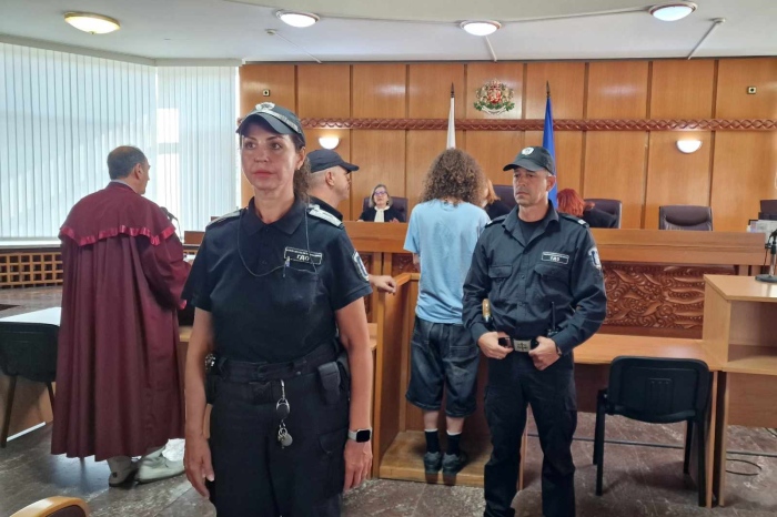 15-годишен поиска свобода след смъртта на Георги в Пловдив, протестиращи го посрещнаха с \