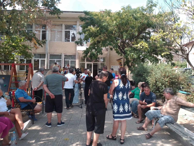 Жители на Слатино на протест заради безводието: „Във вода газим, жадни ходим“
