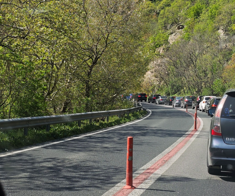 Внимание, шофьори! Затягат трафика към София, а при Симитли сменят лентите заради наплива